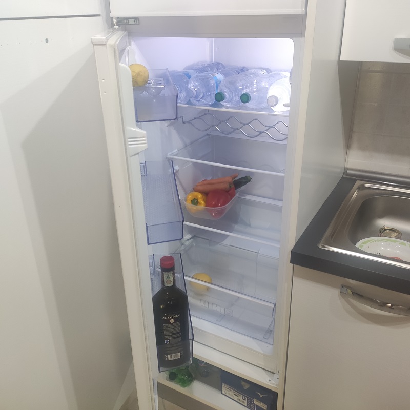 Come pulire il frigorifero in modo naturale con semplici prodotti di uso domestico